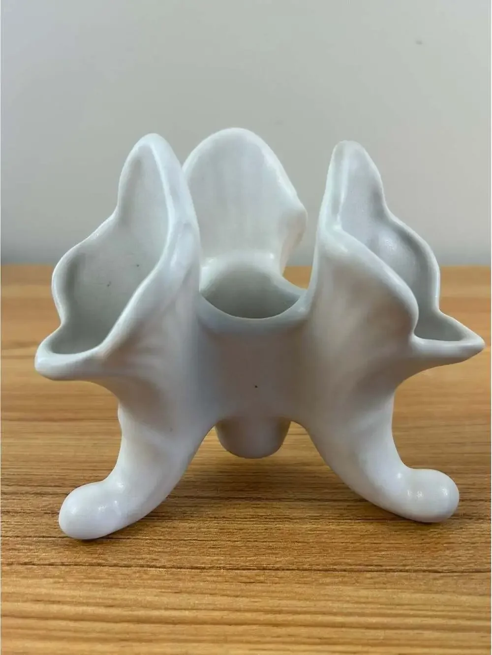 VAN BRIGGLE POTTERY TRIPLE CORNUCOPIA VASE CANDLE HOLDER WHITE
